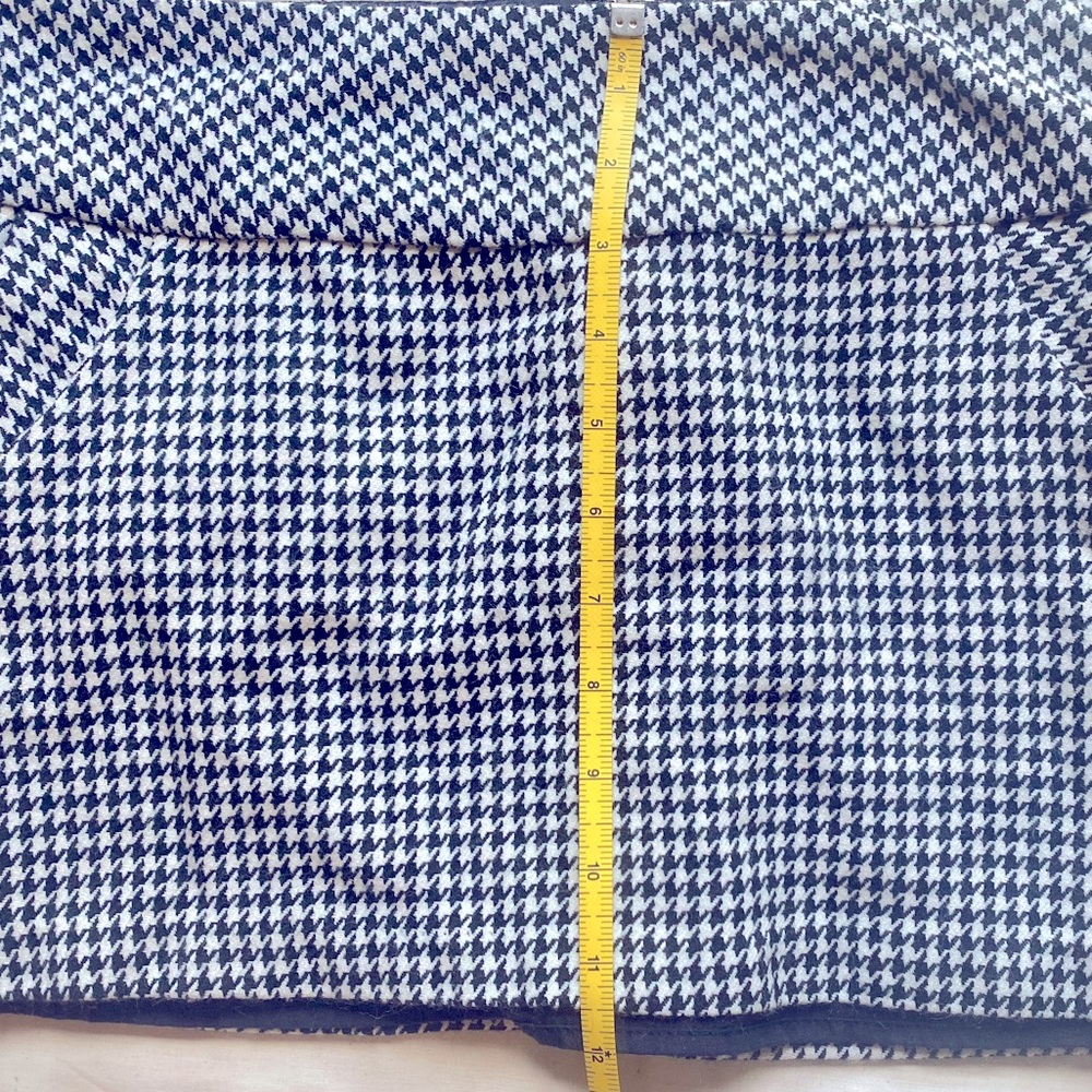 Black and white houndstooth printed mini skirt with pockets!! - Picture 6 of 7